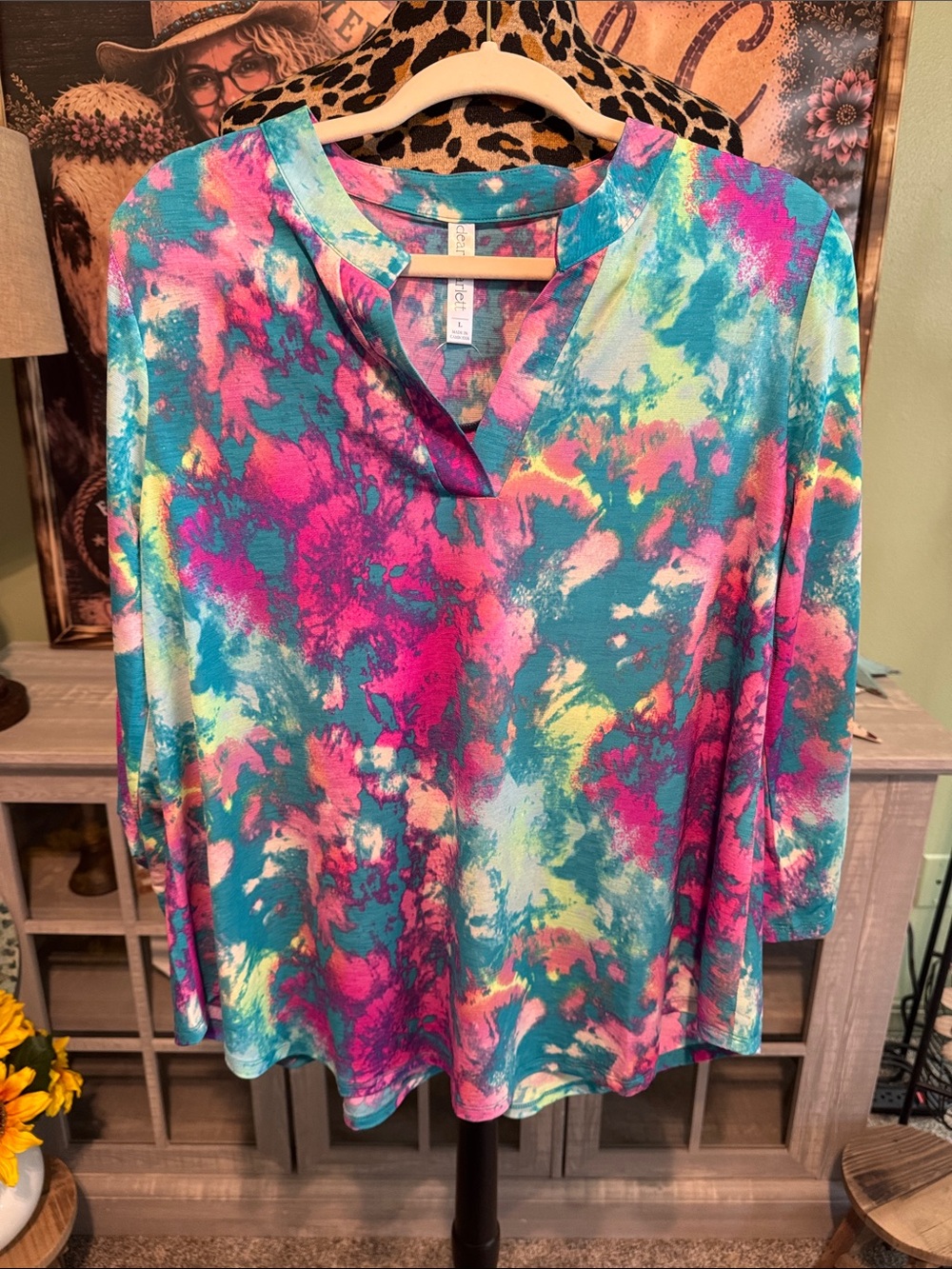 NWT  Dear Scarlett Vibrant Teal & Pink Tie-Dye V-Neck Womens Top-Size Large